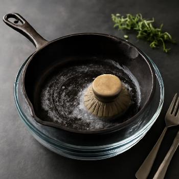 How to clean a cast iron pan