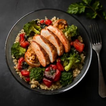 Quinoa Salad with Grilled Chicken and Roasted Vegetables